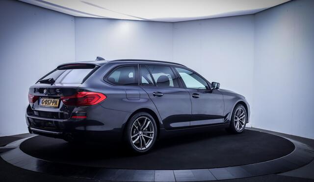 BMW 5-SERIE Touring 520iA SPORT-Line Edition FULL LED | CAMERA | ELEK TREKHAAK | STUUR + STOEL.VW | SHADOW LINE