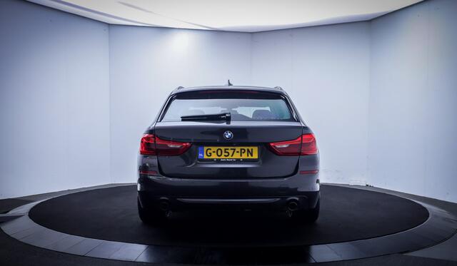 BMW 5-SERIE Touring 520iA SPORT-Line Edition FULL LED | CAMERA | ELEK TREKHAAK | STUUR + STOEL.VW | SHADOW LINE