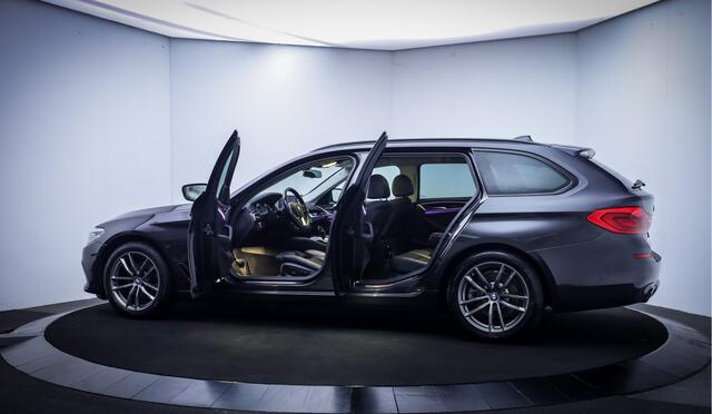 BMW 5-SERIE Touring 520iA SPORT-Line Edition FULL LED | CAMERA | ELEK TREKHAAK | STUUR + STOEL.VW | SHADOW LINE