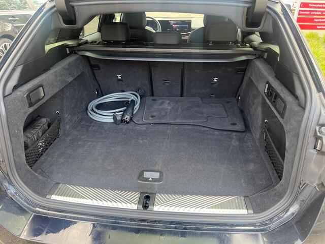 BMW 5-SERIE Touring 530e M-Pakket | Harman Kardon | Elektrisch wegklapbare trekhaak | Leder | december 25 | Ned. Auto