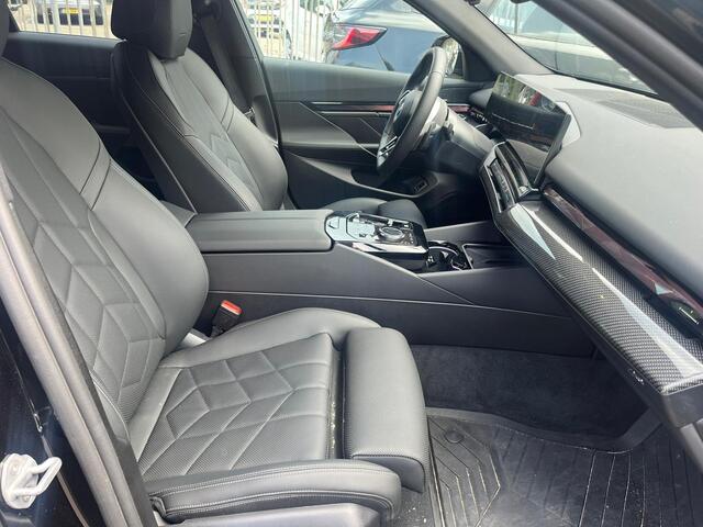 BMW 5-SERIE Touring 530e M-Pakket | Harman Kardon | Elektrisch wegklapbare trekhaak | Leder | december 25 | Ned. Auto