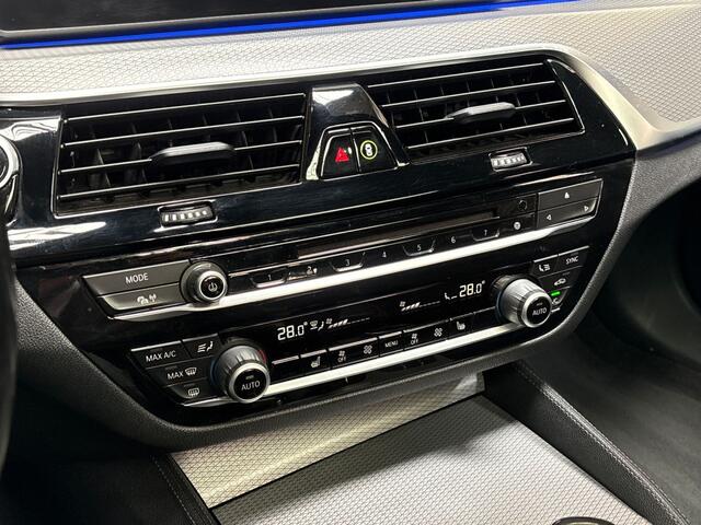 BMW 5-SERIE 520i M Sport High Executive 184Pk Automaat (PANORAMADAK, M PAKKET, GROOT NAVI, MEMORY SEATS, 360 CAMERA, STOELVERWARMING, GETINT GLAS, SFEERVERLICHTING, NIEUWSTAAT)