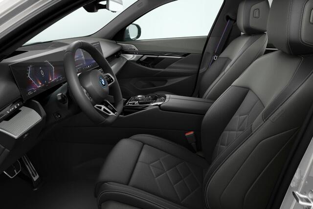 BMW 5-SERIE Sedan 550e xDrive | M Sportpakket Pro | Innovation Pack | Travel Pack | Comfort Pack | Trekhaak