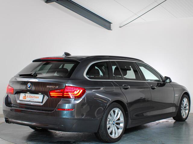 BMW 5-SERIE Touring 520xd High Executive, Xenon, Cruise Control, Stoelverwarming, Lederen Bekleding, Trekhaak, Nieuwe APK