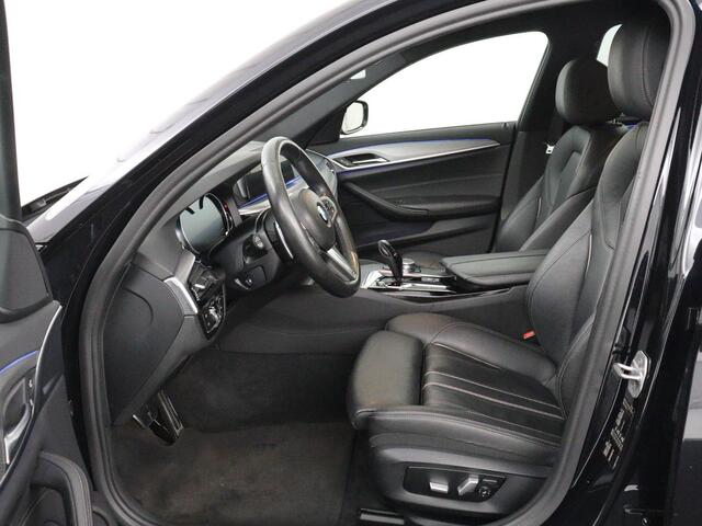 BMW 5-SERIE 520i M Sport | Head-Up | Leder | Stoelverwarming | Camera | Sportstoelen | Park Assist | Carplay | Sfeerverlichting | Navigatie | Cruise control | Memory | Climate control | 19'' | Bluetooth