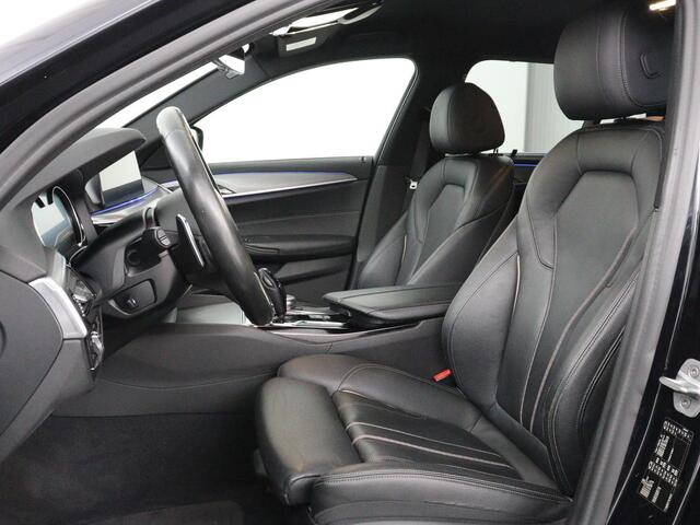BMW 5-SERIE 520i M Sport | Head-Up | Leder | Stoelverwarming | Camera | Sportstoelen | Park Assist | Carplay | Sfeerverlichting | Navigatie | Cruise control | Memory | Climate control | 19'' | Bluetooth