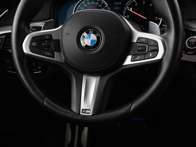 BMW 5-SERIE 520i M Sport | Head-Up | Leder | Stoelverwarming | Camera | Sportstoelen | Park Assist | Carplay | Sfeerverlichting | Navigatie | Cruise control | Memory | Climate control | 19'' | Bluetooth