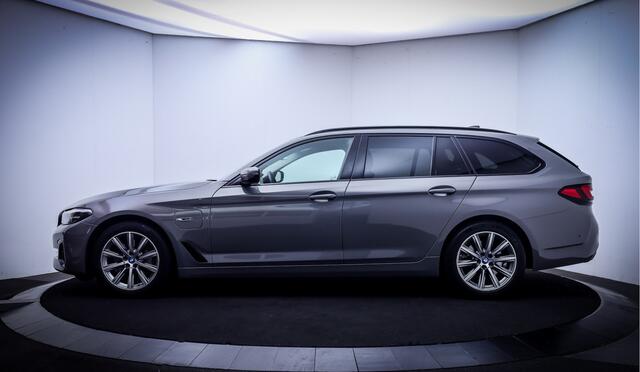 BMW 5-SERIE Touring 520e 204Pk BUSINESS Edition Plus SOH 97% | FULL LED | LEDER | CAMERA | STOELVERW | ELEK TREKHAAK | LMV