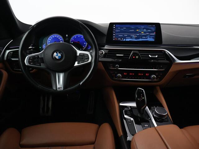 BMW 5-SERIE Touring 540i xDrive 340 PK M-SPORT + ADAPTIVE CRUISE | TREKHAAK | 360 CAMERA | SFEERVERLICHTING | HEAD-UP