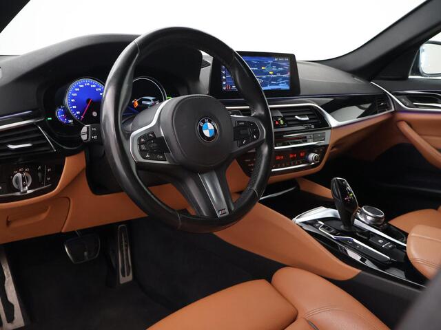 BMW 5-SERIE Touring 540i xDrive 340 PK M-SPORT + ADAPTIVE CRUISE | TREKHAAK | 360 CAMERA | SFEERVERLICHTING | HEAD-UP