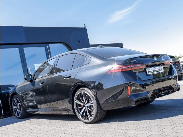 BMW 5-SERIE 550e xDrive M-SPORT Pro ** PANO, LEDER, TREKH, STOELVENT, B&W Sound, 20-inch LMV ** Ex. BMW AG - 26k onder NP ** ** INFORMEER OOK NAAR ONZE AANTREKKELIJKE FINANCIAL-LEASE TARIEVEN **