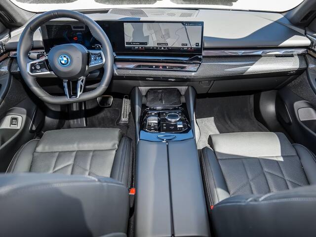 BMW 5-SERIE 550e xDrive M-SPORT Pro ** PANO, LEDER, TREKH, STOELVENT, B&W Sound, 20-inch LMV ** Ex. BMW AG - 26k onder NP ** ** INFORMEER OOK NAAR ONZE AANTREKKELIJKE FINANCIAL-LEASE TARIEVEN **