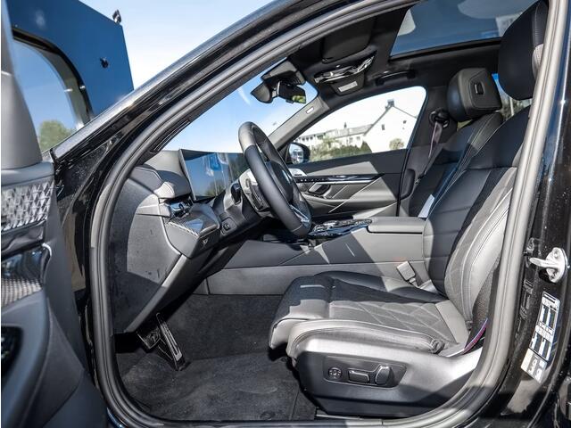 BMW 5-SERIE 550e xDrive M-SPORT Pro ** PANO, LEDER, TREKH, STOELVENT, B&W Sound, 20-inch LMV ** Ex. BMW AG - 26k onder NP ** ** INFORMEER OOK NAAR ONZE AANTREKKELIJKE FINANCIAL-LEASE TARIEVEN **