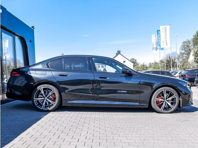 BMW 5-SERIE 550e xDrive M-SPORT Pro ** PANO, LEDER, TREKH, STOELVENT, B&W Sound, 20-inch LMV ** Ex. BMW AG - 26k onder NP ** ** INFORMEER OOK NAAR ONZE AANTREKKELIJKE FINANCIAL-LEASE TARIEVEN **