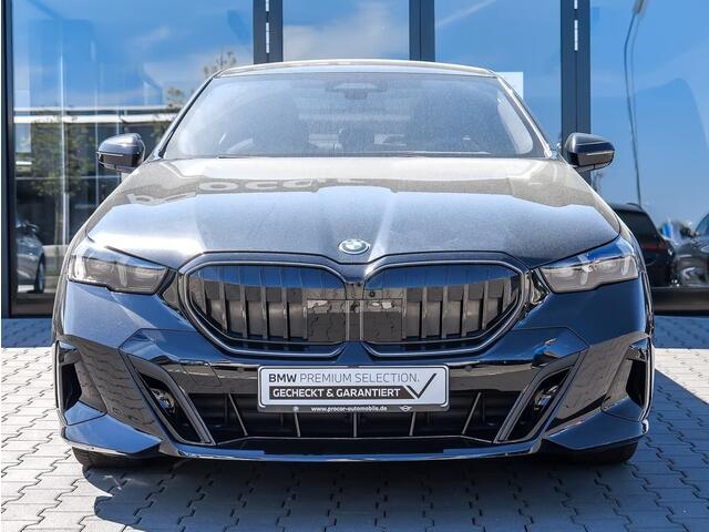 BMW 5-SERIE 550e xDrive M-SPORT Pro ** PANO, LEDER, TREKH, STOELVENT, B&W Sound, 20-inch LMV ** Ex. BMW AG - 26k onder NP ** ** INFORMEER OOK NAAR ONZE AANTREKKELIJKE FINANCIAL-LEASE TARIEVEN **