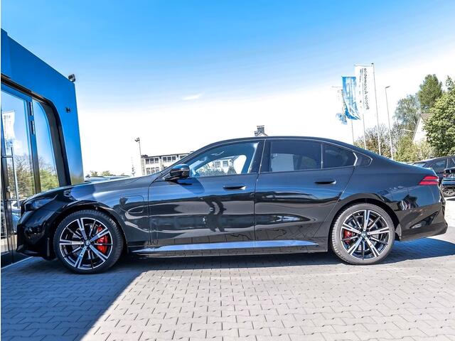 BMW 5-SERIE 550e xDrive M-SPORT Pro ** PANO, LEDER, TREKH, STOELVENT, B&W Sound, 20-inch LMV ** Ex. BMW AG - 26k onder NP ** ** INFORMEER OOK NAAR ONZE AANTREKKELIJKE FINANCIAL-LEASE TARIEVEN **
