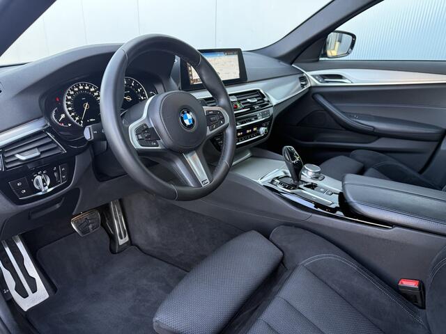 BMW 5-SERIE 520i Executive Automaat M-Pakket/Trekhaak/LED.