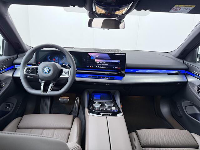 BMW 5-SERIE Touring 530e M Sport Edition | M-Sport Pro | Head-Up | 360 Camera | Trekhaak | Comfort Access |