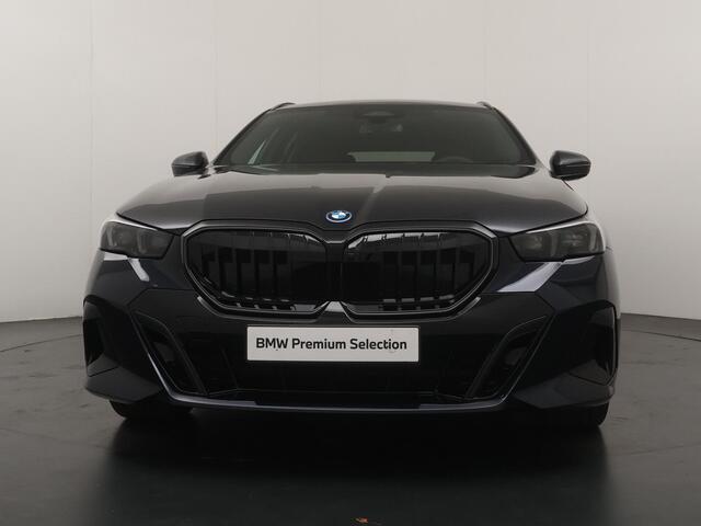 BMW 5-SERIE Touring 530e M Sport Edition | M-Sport Pro | Head-Up | 360 Camera | Trekhaak | Comfort Access |