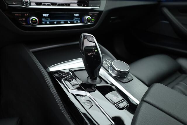 BMW 5-SERIE Touring 530e xDrive M Sport | Pano | HUD | Laser | Memory | Camera | Harman Kardon | Elek. Trekhaak | Leder | 19''