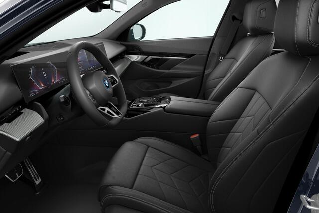 BMW 5-SERIE Touring 530e M Sport 19 Inch / Stuur & Stoelverwarming voor + achter / Comfort Acces / Electrische Zwenkhaak / Getinte Ramen / Stoelventilatie / Driving Prof / Harman Kardon / Adaptieve Led Koplampen