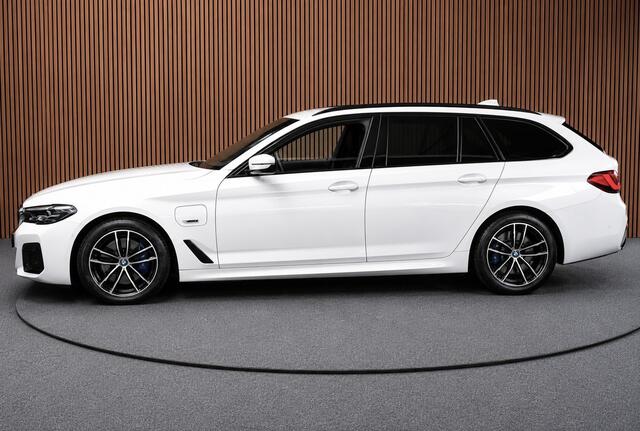 BMW 5-SERIE Touring 530e M-Sport Navi Leer Sportstoelen PDC Climate voor en achter Elektr. verstelbare stoelen Elektr. achterklep LM velgen