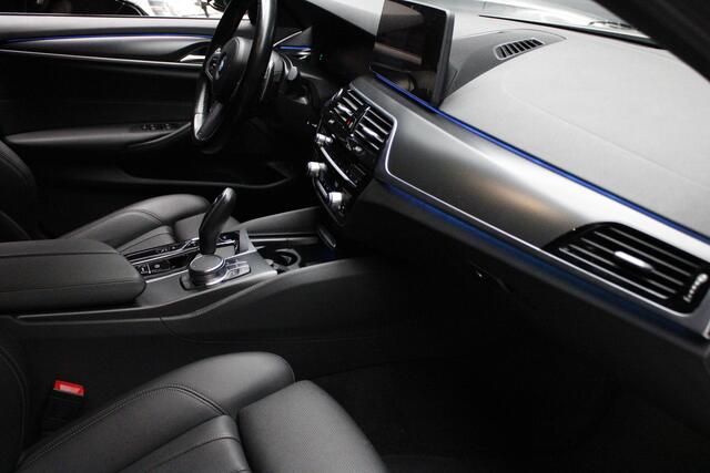 BMW 5-SERIE Touring 530e M-Sport Navi Leer Sportstoelen PDC Climate voor en achter Elektr. verstelbare stoelen Elektr. achterklep LM velgen