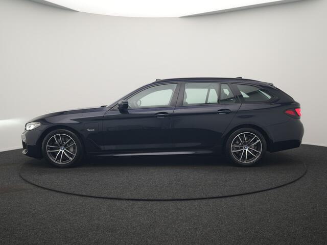BMW 5-SERIE Touring 530e M Sport PHEV 293pk Dealer O.H. | Trekhaak Af Fabriek | Panodak | Head Up | Adaptive Cruise | Camera | Lederen Sportstoelen Memory & Verwarmd | Sfeerverlichting | Blis | Stuur Verwarmd | Apple Carplay | Navigatie | DAB | Plug In Hybrid |