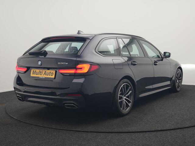 BMW 5-SERIE Touring 530e M Sport PHEV 293pk Dealer O.H. | Trekhaak Af Fabriek | Panodak | Head Up | Adaptive Cruise | Camera | Lederen Sportstoelen Memory & Verwarmd | Sfeerverlichting | Blis | Stuur Verwarmd | Apple Carplay | Navigatie | DAB | Plug In Hybrid |