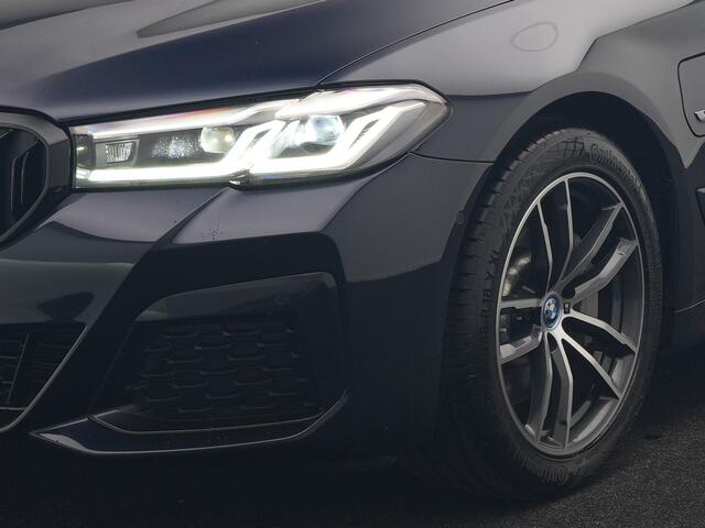 BMW 5-SERIE Touring 530e M Sport PHEV 293pk Dealer O.H. | Trekhaak Af Fabriek | Panodak | Head Up | Adaptive Cruise | Camera | Lederen Sportstoelen Memory & Verwarmd | Sfeerverlichting | Blis | Stuur Verwarmd | Apple Carplay | Navigatie | DAB | Plug In Hybrid |