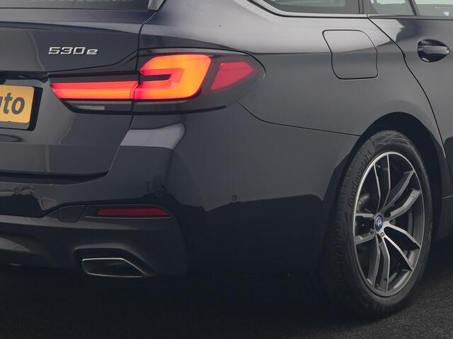 BMW 5-SERIE Touring 530e M Sport PHEV 293pk Dealer O.H. | Trekhaak Af Fabriek | Panodak | Head Up | Adaptive Cruise | Camera | Lederen Sportstoelen Memory & Verwarmd | Sfeerverlichting | Blis | Stuur Verwarmd | Apple Carplay | Navigatie | DAB | Plug In Hybrid |