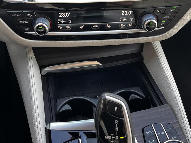 BMW 5-SERIE 530e xDrive Luxury Line / Dealer onderhouden / Accu SoH 90 % / EAER 52 km / 2.000 kg Elektrische trekhaak / Elektrische stoelen & klep / Stuur- en stoelverwarming / Apple Carplay Android / 18" LM wielen & All Season banden /