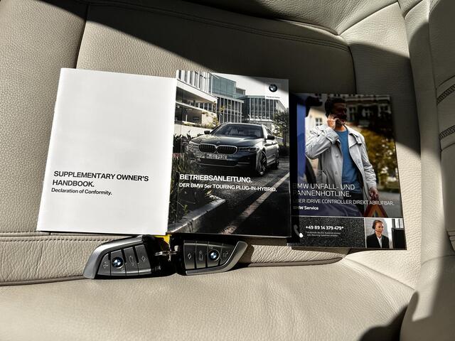 BMW 5-SERIE 530e xDrive Luxury Line / Dealer onderhouden / Accu SoH 90 % / EAER 52 km / 2.000 kg Elektrische trekhaak / Elektrische stoelen & klep / Stuur- en stoelverwarming / Apple Carplay Android / 18" LM wielen & All Season banden /