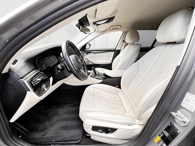 BMW 5-SERIE 530e xDrive Luxury Line / Dealer onderhouden / Accu SoH 90 % / EAER 52 km / 2.000 kg Elektrische trekhaak / Elektrische stoelen & klep / Stuur- en stoelverwarming / Apple Carplay Android / 18" LM wielen & All Season banden /