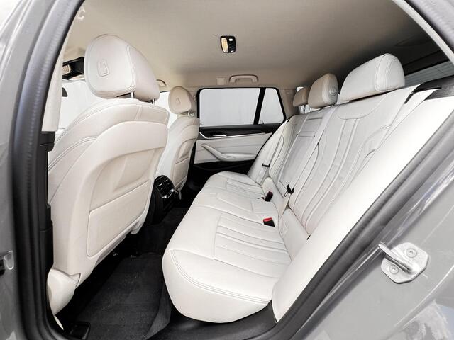 BMW 5-SERIE 530e xDrive Luxury Line / Dealer onderhouden / Accu SoH 90 % / EAER 52 km / 2.000 kg Elektrische trekhaak / Elektrische stoelen & klep / Stuur- en stoelverwarming / Apple Carplay Android / 18" LM wielen & All Season banden /