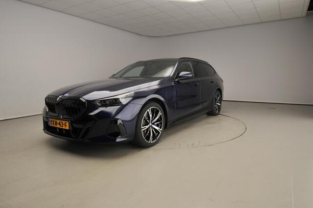 BMW 5-SERIE Touring 550e xDrive M-Sportpakket Pro / Panoramadak / Trekhaak / Driving assist Prof / Adaptief Onderstel / Comfortstoelen / Bowers & Wilkins / Alu wielen 20 inch