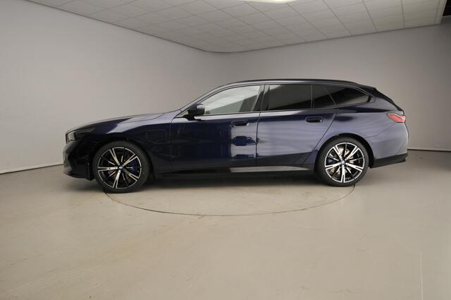 BMW 5-SERIE Touring 550e xDrive M-Sportpakket Pro / Panoramadak / Trekhaak / Driving assist Prof / Adaptief Onderstel / Comfortstoelen / Bowers & Wilkins / Alu wielen 20 inch