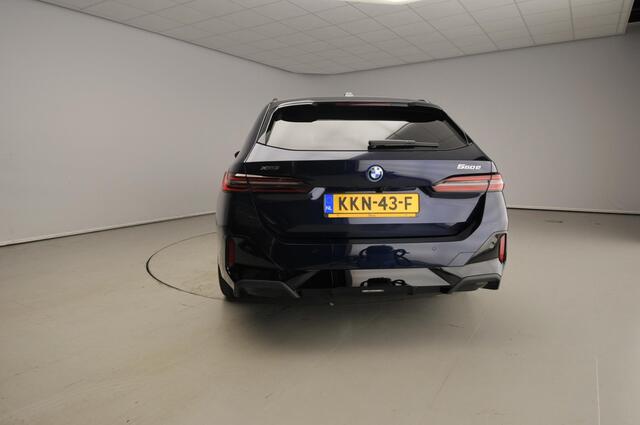BMW 5-SERIE Touring 550e xDrive M-Sportpakket Pro / Panoramadak / Trekhaak / Driving assist Prof / Adaptief Onderstel / Comfortstoelen / Bowers & Wilkins / Alu wielen 20 inch