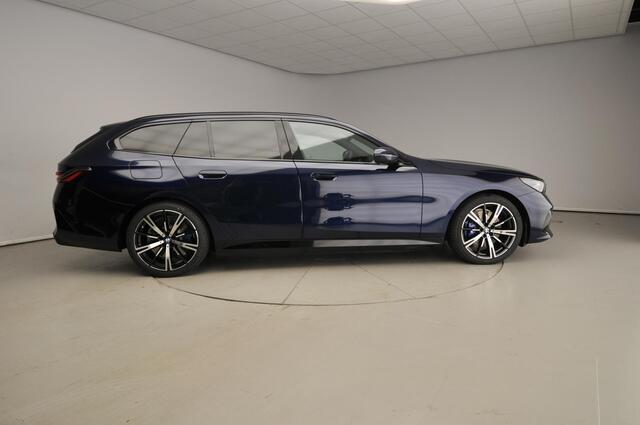 BMW 5-SERIE Touring 550e xDrive M-Sportpakket Pro / Panoramadak / Trekhaak / Driving assist Prof / Adaptief Onderstel / Comfortstoelen / Bowers & Wilkins / Alu wielen 20 inch