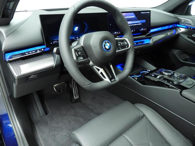 BMW 5-SERIE Touring 550e xDrive M-Sportpakket Pro / Panoramadak / Trekhaak / Driving assist Prof / Adaptief Onderstel / Comfortstoelen / Bowers & Wilkins / Alu wielen 20 inch