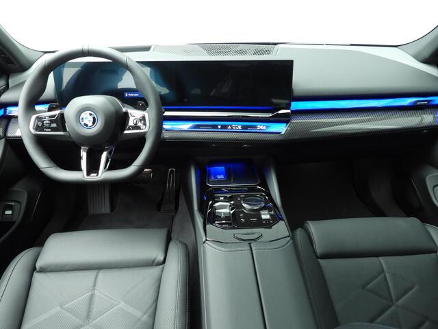 BMW 5-SERIE Touring 550e xDrive M-Sportpakket Pro / Panoramadak / Trekhaak / Driving assist Prof / Adaptief Onderstel / Comfortstoelen / Bowers & Wilkins / Alu wielen 20 inch