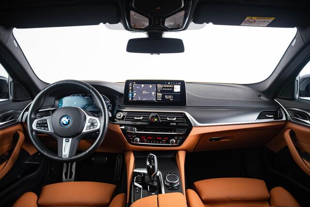 BMW 5-SERIE 545e xDrive M Sport - Schuif/kanteldak - Head up - Driving Assistant Professional - Hifi - Comfort Access - BMW Laserlight - Stuurwielrand verwarmd - Sportstoel - Active Protection -