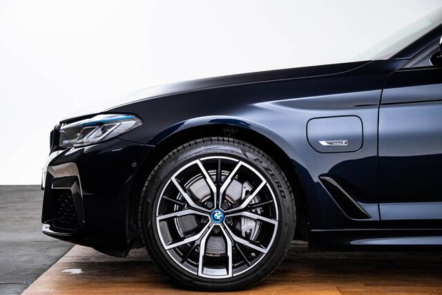 BMW 5-SERIE 545e xDrive M Sport - Schuif/kanteldak - Head up - Driving Assistant Professional - Hifi - Comfort Access - BMW Laserlight - Stuurwielrand verwarmd - Sportstoel - Active Protection -