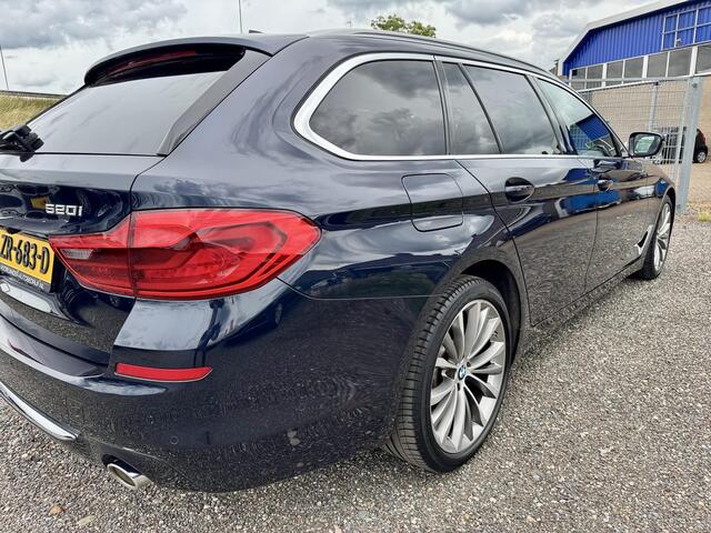 BMW 5-SERIE Touring 520i High Executive Edition G31 | Panorama | Head-Up Display | Trekhaak | Comfortstoelen | CarPlay