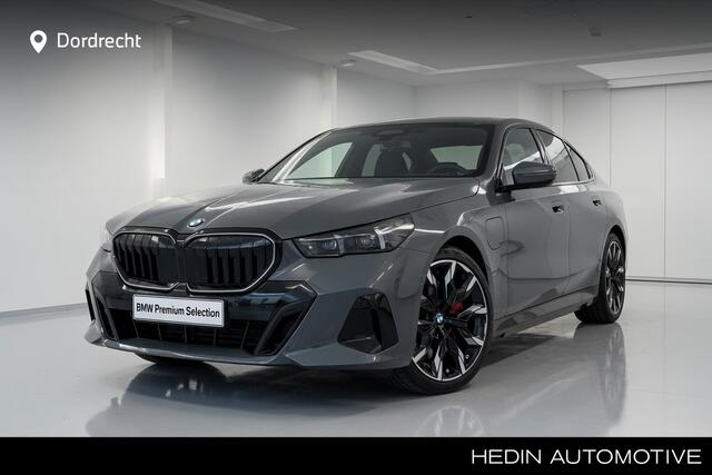 BMW 5-SERIE 550e xDrive | Individual Grigio Telesto | 21" | M-Stoelen | Driv .Ass. Pro | Adaptief M Onderstel Professional | Pano | Parking Pro | Trekhaak