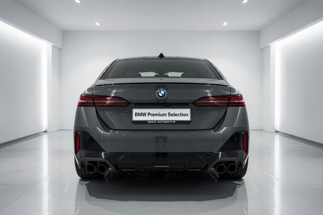 BMW 5-SERIE 550e xDrive | Individual Grigio Telesto | 21" | M-Stoelen | Driv .Ass. Pro | Adaptief M Onderstel Professional | Pano | Parking Pro | Trekhaak