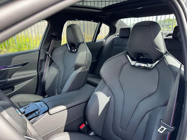 BMW 5-SERIE 550e xDrive | Individual Grigio Telesto | 21" | M-Stoelen | Driv .Ass. Pro | Adaptief M Onderstel Professional | Pano | Parking Pro | Trekhaak