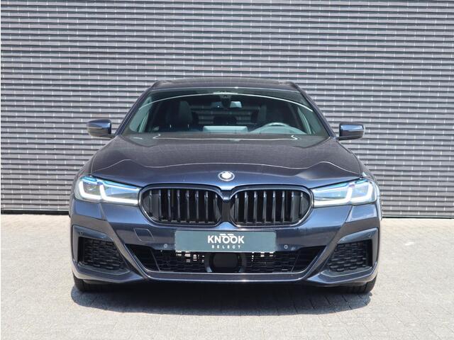 BMW 5-SERIE Touring 530d High Executive M Sport Pakket Automaat / Live Cockpit Professional / Head-Up Display / Panoramadak / Laser / Adaptieve Cruise Control / Stoelverwarming / HiFi / 20 Inch / Sportstoelen voor / DAB
