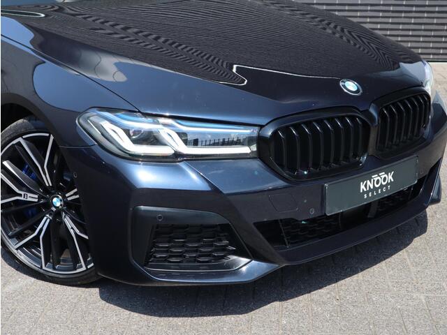 BMW 5-SERIE Touring 530d High Executive M Sport Pakket Automaat / Live Cockpit Professional / Head-Up Display / Panoramadak / Laser / Adaptieve Cruise Control / Stoelverwarming / HiFi / 20 Inch / Sportstoelen voor / DAB