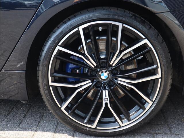 BMW 5-SERIE Touring 530d High Executive M Sport Pakket Automaat / Live Cockpit Professional / Head-Up Display / Panoramadak / Laser / Adaptieve Cruise Control / Stoelverwarming / HiFi / 20 Inch / Sportstoelen voor / DAB